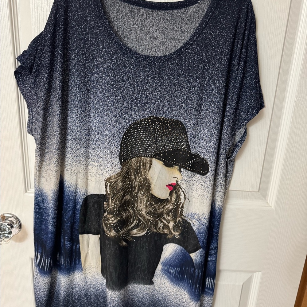 Chic Women's Graphic Tee - Navy and Black
